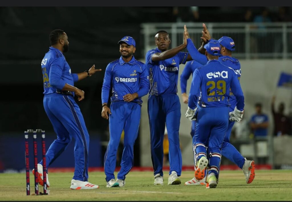 Rabada Celebrates a Wicket with his Teammates. Pic Credits-Twitter.