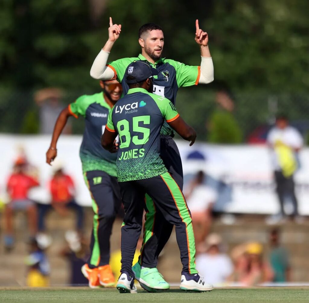 Wayne Parnell Celebrates a Wicket with his teammates. Pic Credits-Twitter