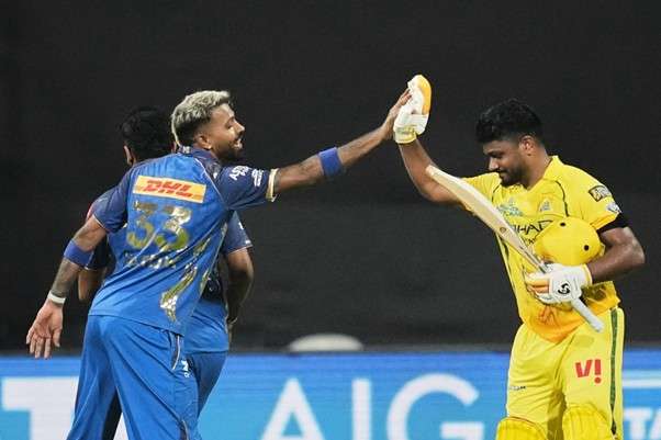 MI's Hardik Pandya & CSK's Sanju Samson. Pic Credits: AP