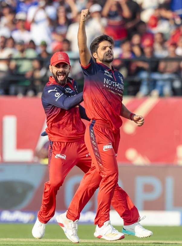 RCB's Rasikh Salam Dar & Virat Kohli. Pic Credits: IANS