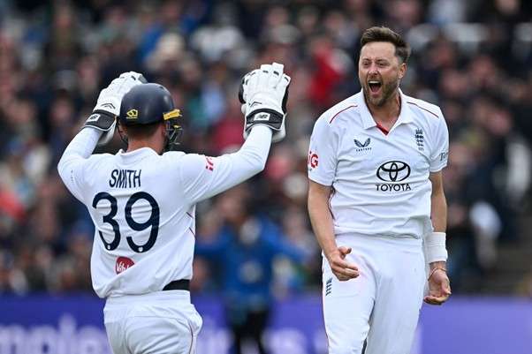 England's Ollie Robinson & Jamie Smith. Pic Credits: Getty Images