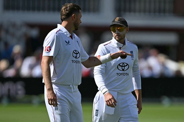 England's Joe Root and Ollie Robinson. Pic Credits: Getty Images
